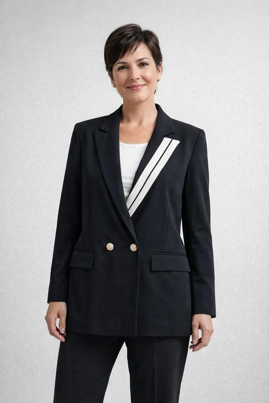 Blazer cruzado negro con solapa en contraste