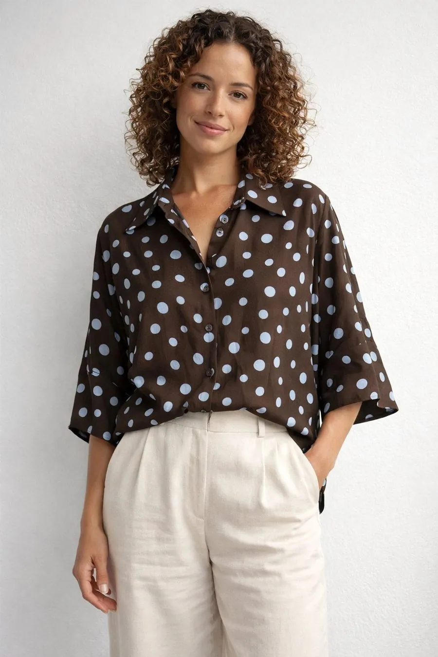 Blusa de lunares marrón y celeste