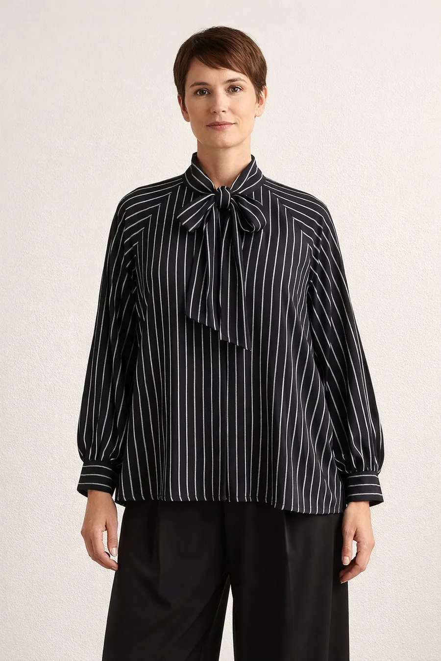 Blusa de rayas con lazo negro y blanco