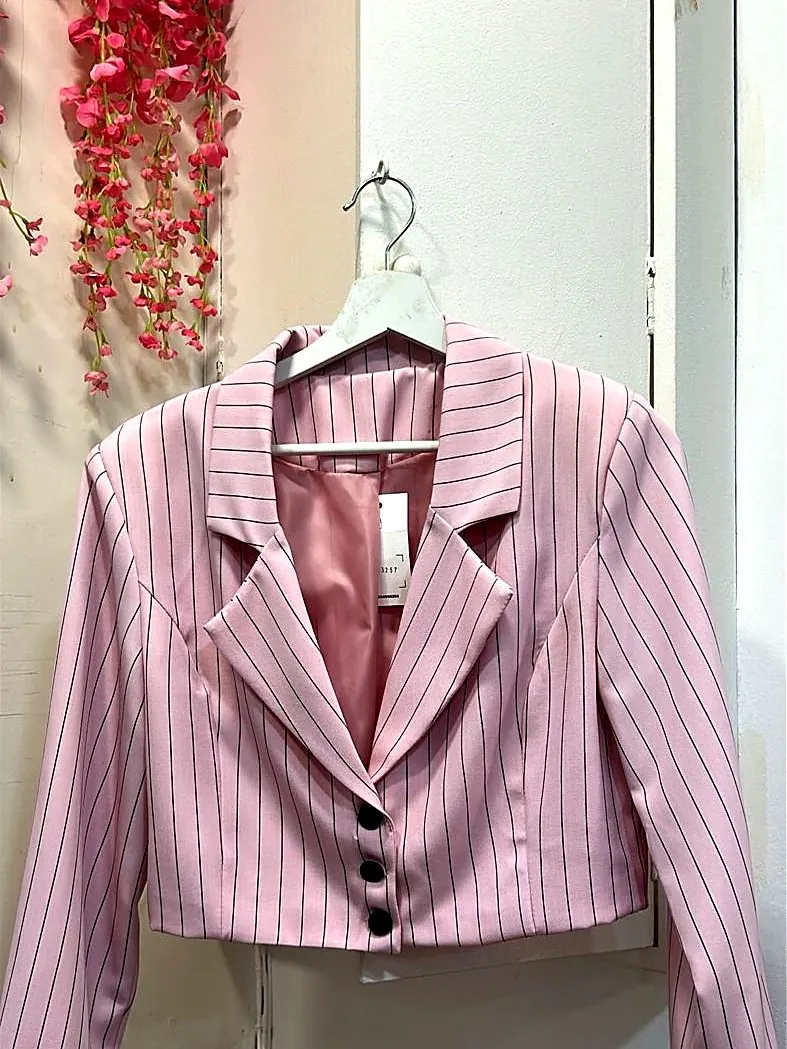 Blazer corto de rayas rosa empolvado, foto real en la tienda