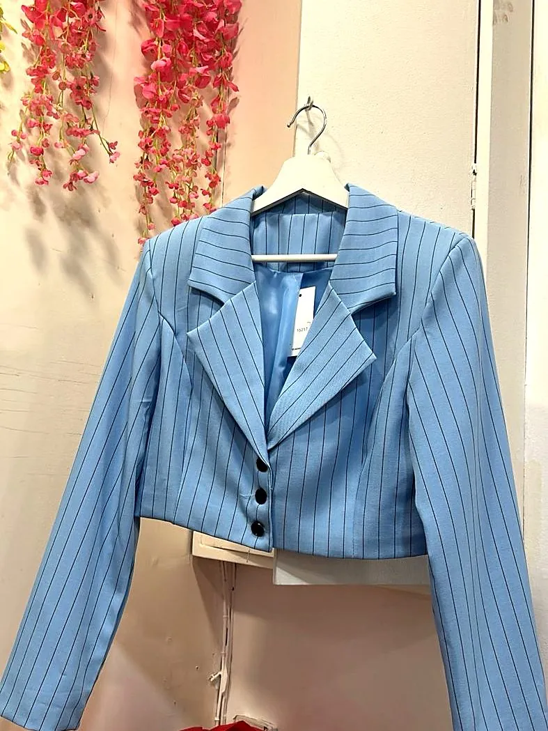 Blazer corto de rayas celeste, foto real en la tienda