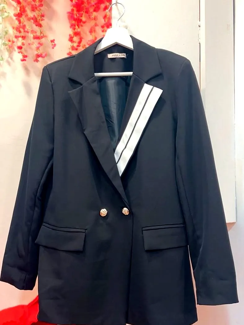 Blazer cruzado negro con solapa en contraste, foto real en la tienda