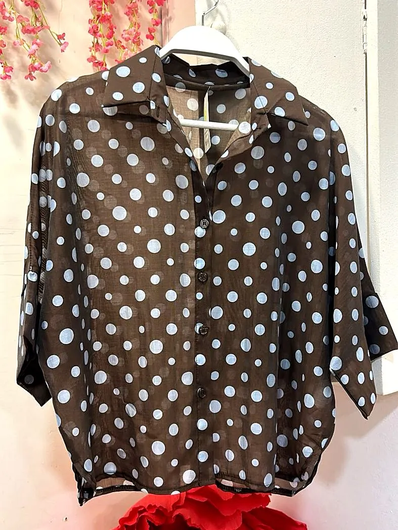 Blusa de lunares marrón y celeste, foto real en la tienda