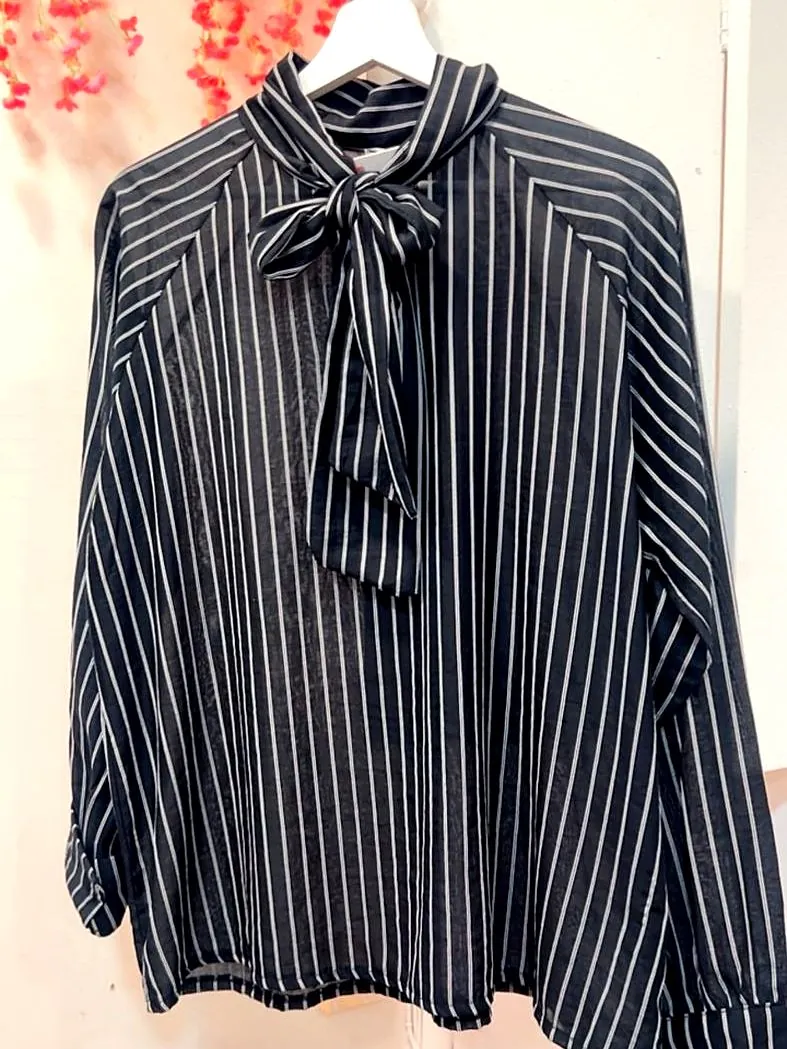 Blusa de rayas con lazo negro y blanco, foto real en la tienda