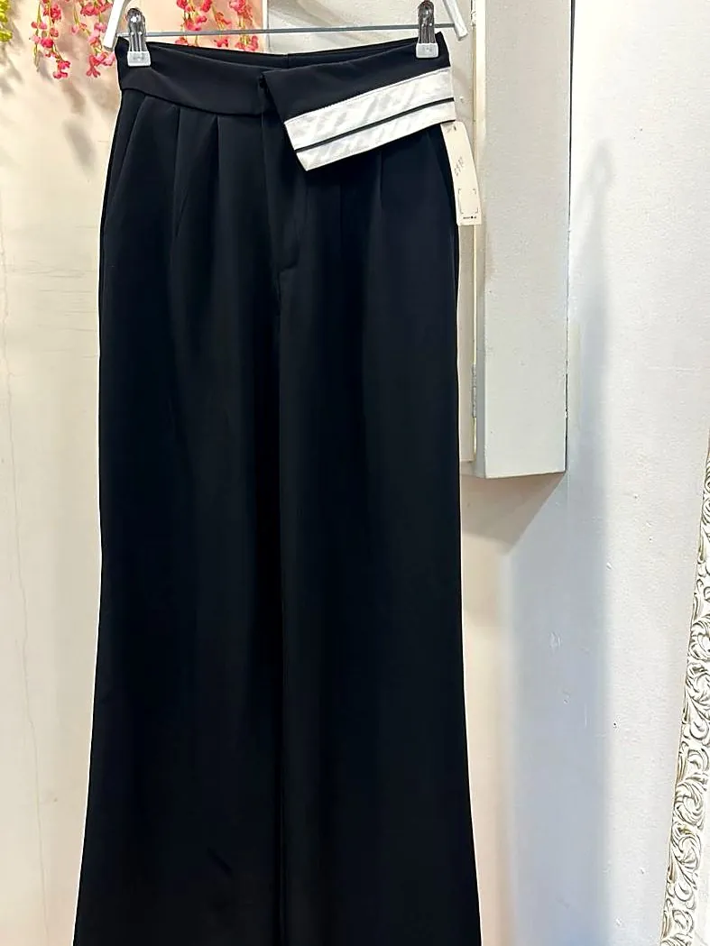Pantalón de pinzas negro, cintura cruzada, foto real en la tienda