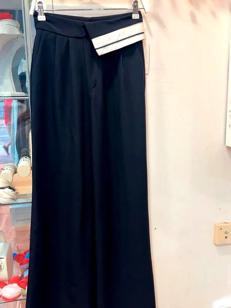 Pantalón de pinzas azul marino, cintura cruzada, foto real en la tienda
