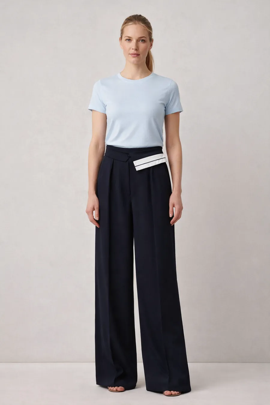 Pantalón de pinzas azul marino, cintura cruzada