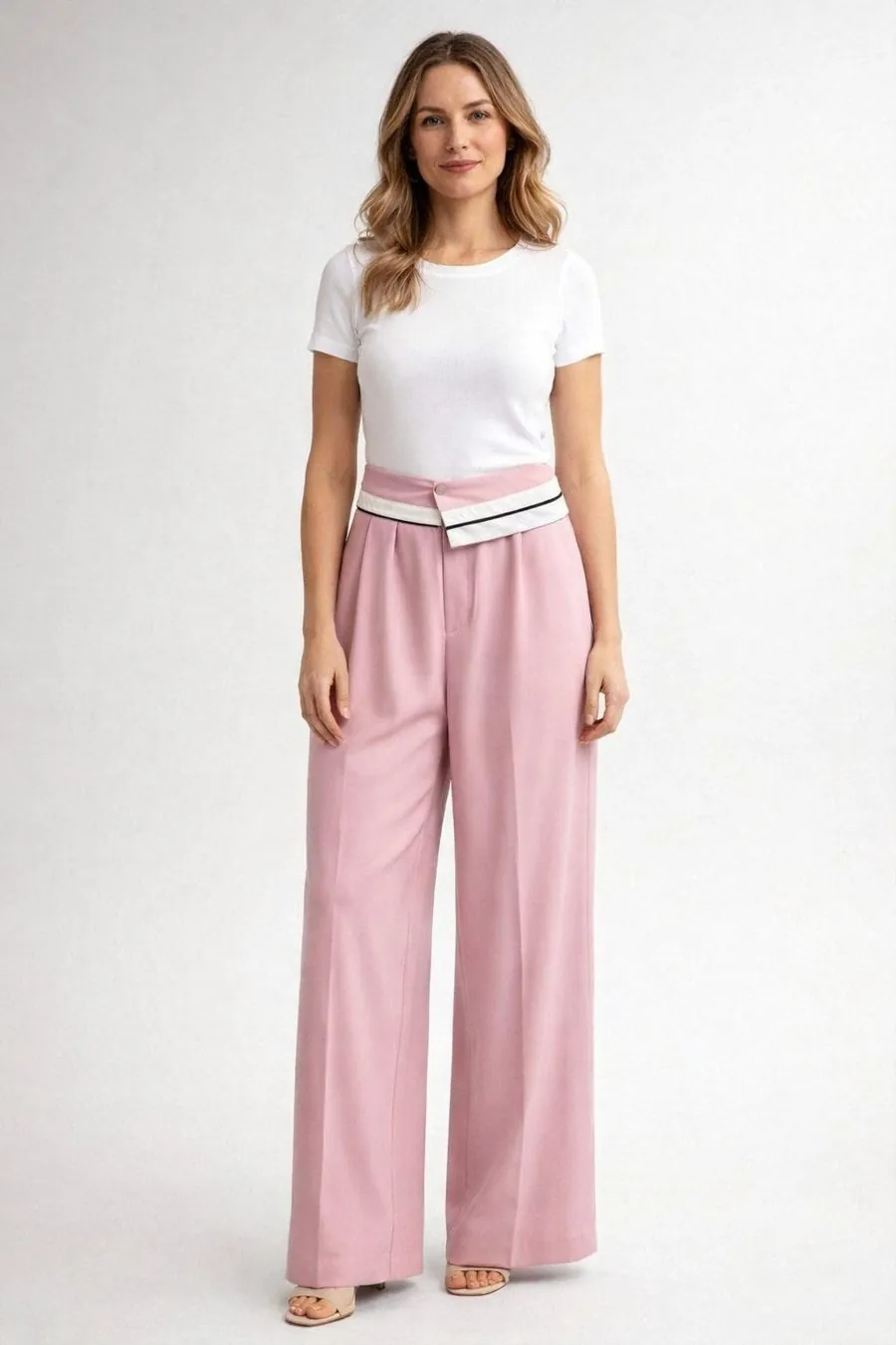 Pantalón de pinzas rosa, pierna ancha puesto en modelo