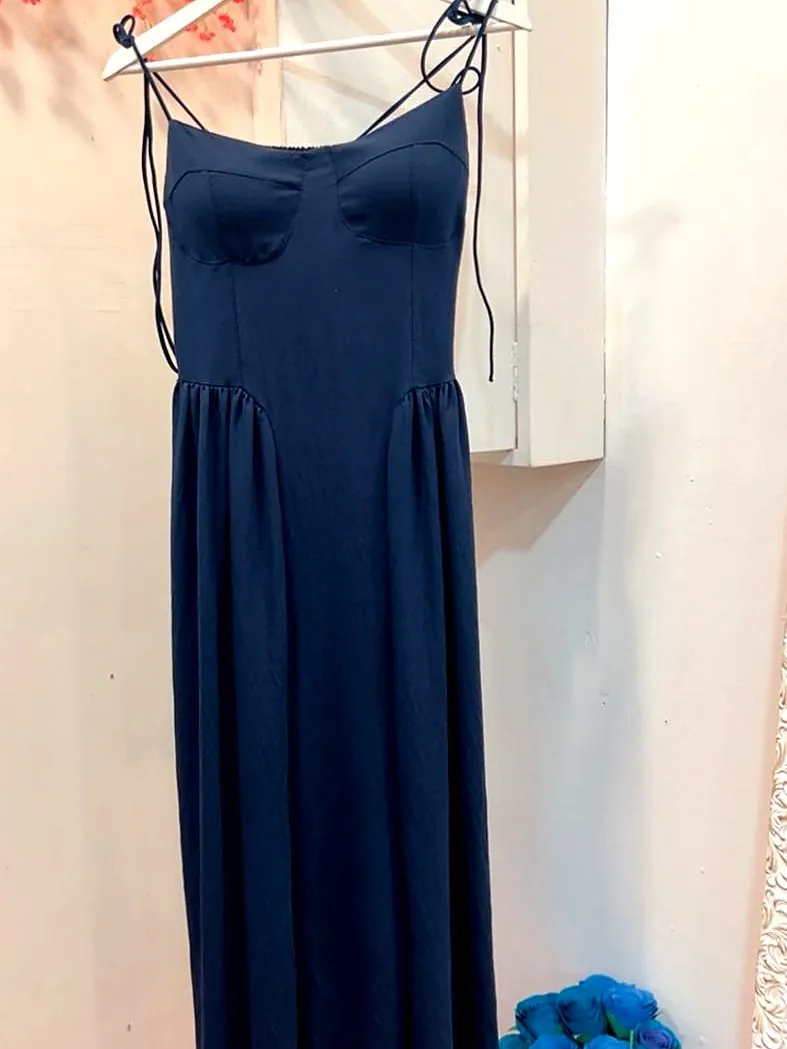 Vestido largo de tirantes azul marino, foto real en la tienda